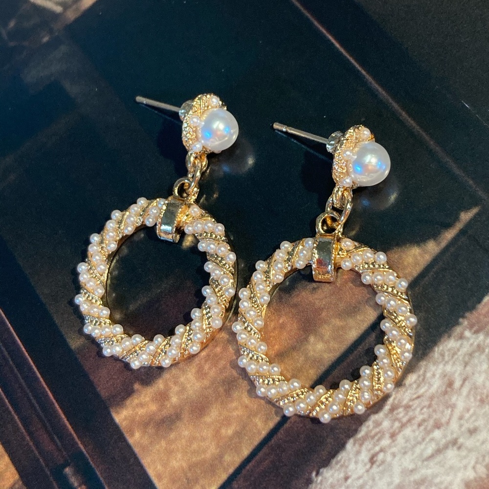 Beautiful Circle Pearl Good Tone Earrings - Picture 3 of 4